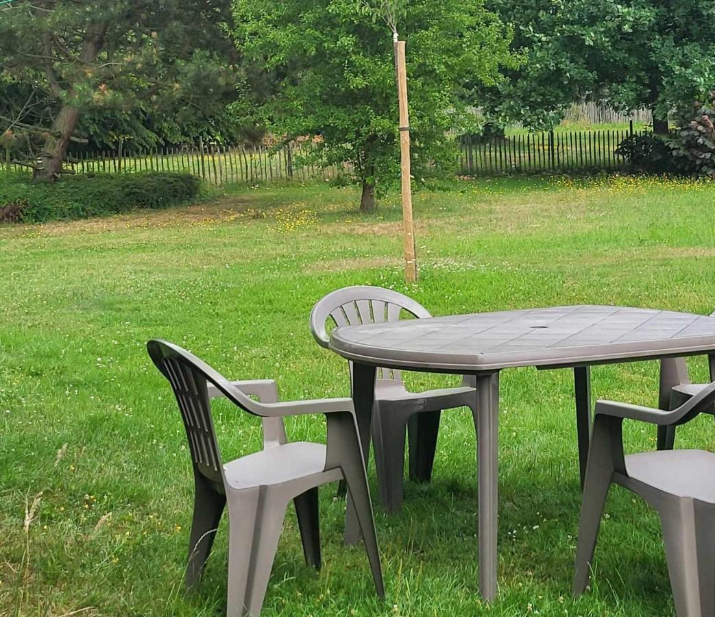 A La Salle De Jeux Et Son Jardin Autour De La Cabane Verte Dinant Exterior photo