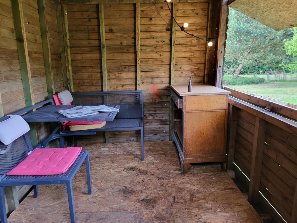 A La Salle De Jeux Et Son Jardin Autour De La Cabane Verte Dinant Exterior photo